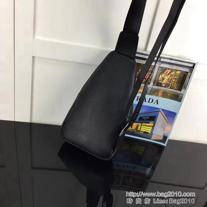 普拉達PRADA原單 最新款男士胸包-專櫃品質1BD265黑色 自然摔紋皮 PHY1614